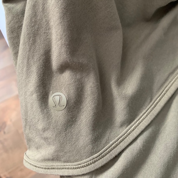 Lululemon - Picture 3 of 3